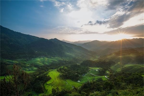 Từ ngọn núi cao lớn đến ruộng lúa xanh rì hay ánh nhìn thơ ngây của trẻ em dân tộc, Rehahn đã mang đến cho người xem vẻ đẹp ẩn giấu của đất nước Đông Nam Á này. Đây ảnh là hoàng hôn trên ruộng bậc thang ở Hoàng Su Phì, Hà Giang.