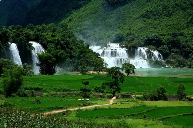Thác Bản Giốc bao gồm hai thác, thuộc cả 2 nước Việt Nam và Trung Quốc