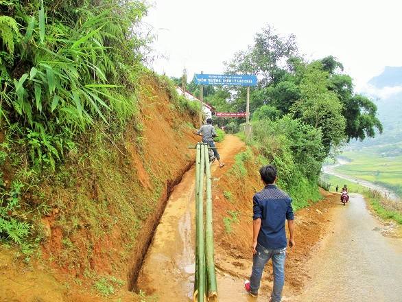 Con đường tới điểm trường Lý Lao Chải rất nhỏ, dốc và trơn khi mưa xuống, nhưng những thanh niên H'Mong vẫn rất chắc tay khi vận chuyển đồ trên những chiếc xe máy hết sức thô sơ. 