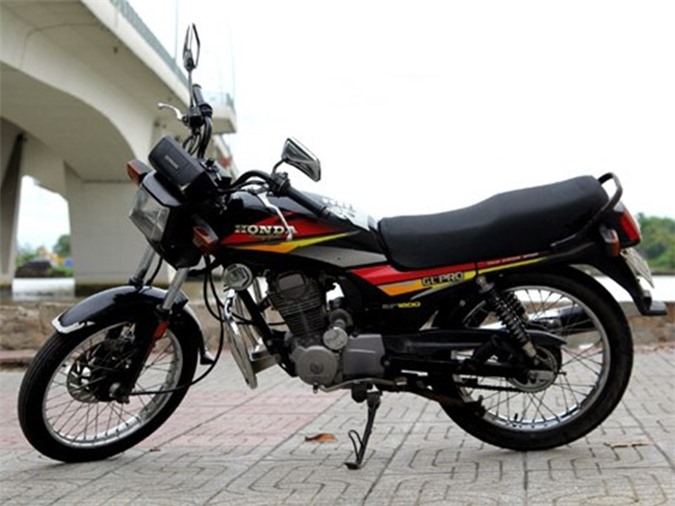 Điểm tuyệt vời nhất ở Honda GL Pro150 là tiếng máy nổ nghe cực giòn và đanh đầy uy lực, tuy nhiên GL đạp khởi động khá nặng, cùng lỗi chảy dầu khá nặng khiến chiếc xe dần mất điểm và vắng bóng dần.