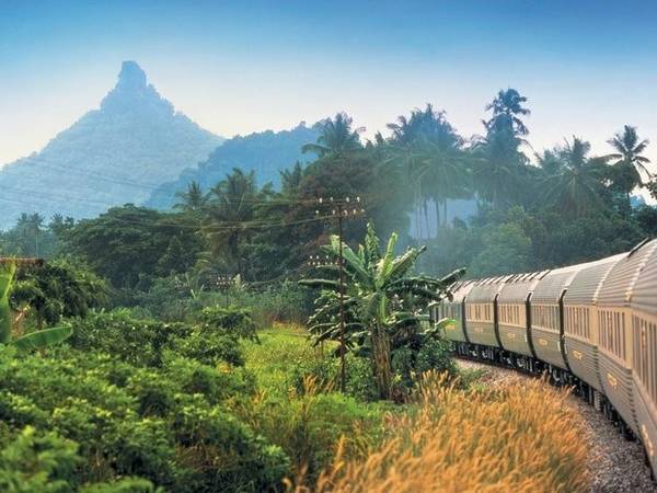 Tàu tốc hành Phương Đông (Eastern and Oriental Express): Chuyến tàu của hãng đường sắt Belmond có lộ trình đi qua nhiều địa danh tại Đông Nam Á. Cửa sổ khoang ăn uống trên chuyến tàu có thiết kế rộng, giúp hành khách tận hưởng khung cảnh bên ngoài theo cách trọn vẹn nhất.