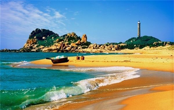 <strong>Phố Tây ở Phan Thiết </strong> nằm trong khu Hàm Tiến. Nếu đến Phan Thiết vào mùa cao điểm du lịch, bạn sẽ choáng ngợp trước những bảng hiệu với nhiều loại ngôn ngữ như Anh, Pháp, Nga, Nhật. Ảnh: Suggestkeyword.