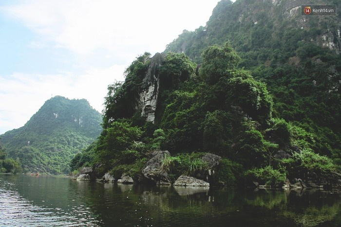 Ngay từ đường vào Tràng An, những rặng núi đá vôi sừng sững đã thi nhau hiện lên dọc hai bên đường