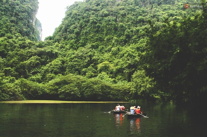 Hang động Ninh Bình là những đường hầm xuyên qua núi, mà miệng hang có khi chẳng đủ cao để tôi có thể ngồi thẳng lưng.