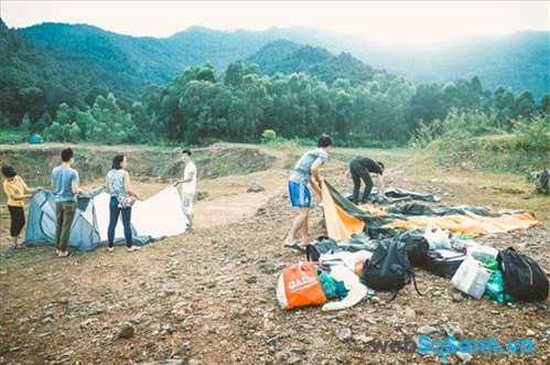 Bạn chỉ cẩn chọn một khoảng đất trống tương đối bằng phẳng là có thể cùng bạn bè dựng lều trại 