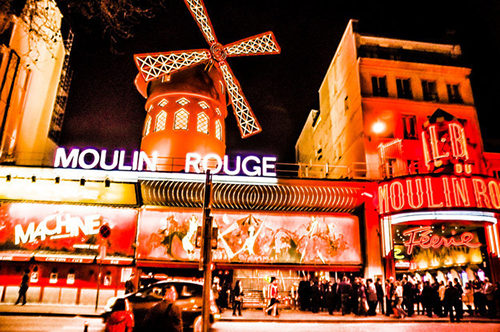 Đây là thành phố sẽ đưa bạn quay trở về với bộ phim Moulin Rouge từng nhận được 8 giải Oscar.