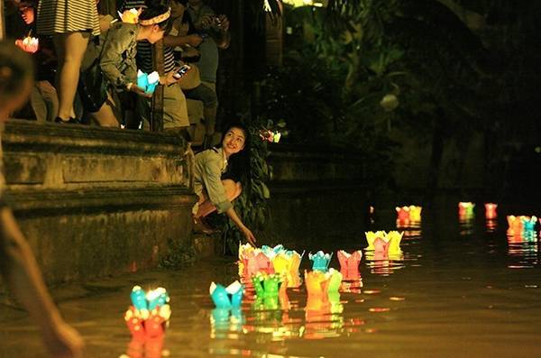 Người Hội An thả đèn trung thu bên sông.