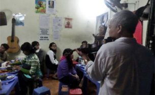 Quán ốc phục vụ đàn violin có một không hai ở Hà Nội