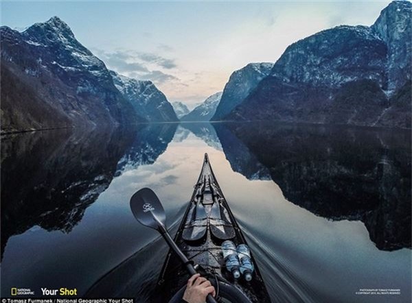 Cảnh tượng hoàng hôn mùa đông trên sông ở Aurlandsfjord, Na Uy.