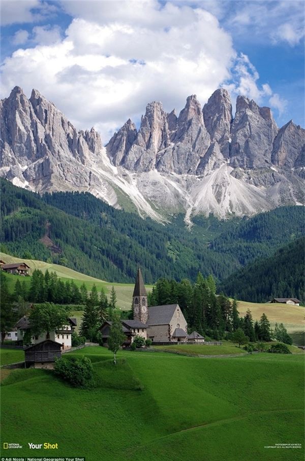 Cảnh thanh bình tại thung lũng Funes ở Italy.