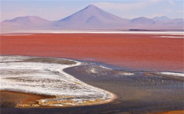 Từ màu nước đến sự hình thành các tảng đá ấn tượng, Salar de Uyuni, Bolivia trở thành điểm đến khác thường nhất trên thế giới. Đây là cánh đồng muối lớn nhất thế giới, được hình thành từ nhiều hồ xa xưa.