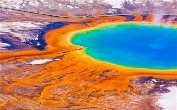 Trải dài 76 m, Grand Prismatic là hồ nước nóng lớn nhất tại công viên quốc gia Yellowstone, Mỹ và lớn thứ ba trên thế giới. Những mảng tảo xanh tạo thành vòng tròn bên trong hồ, tiếp đến là màu vàng do một loại vi khuẩn, rồi chuyển dần sang cam và đỏ phía ngoài cùng.