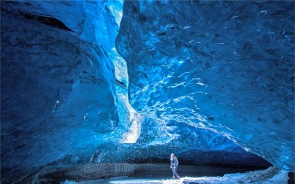 Động Mendenhall Glacier ở Alaska, Mỹ nổi tiếng với những bức tường băng có màu xanh khác nhau mà tia sáng có thể xuyên qua phản chiếu ánh lung linh.