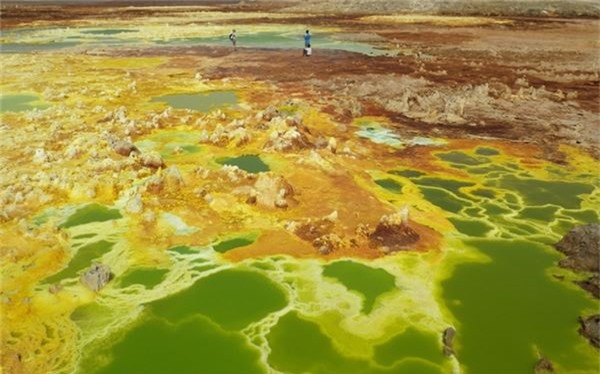 Dallol, Ethiopia nằm dưới mực nước biển 116 m và có nhiệt độ không khí trung bình cao nhất thế giới, 34,4°C. Vượt qua đồng bằng muối, du khách sẽ đến núi lửa Dallol, nơi thấp nhất trên trái đất.