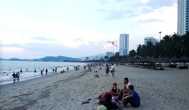 Sẽ có bãi tắm đêm ở Nha Trang