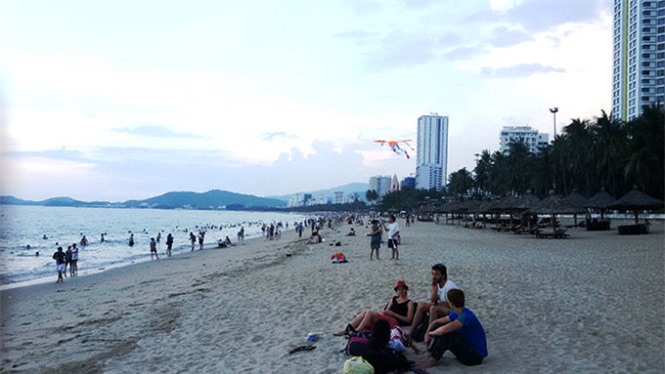 bãi tắm đêm, Nha Trang, du lịch Nha Trang, tắm biển ban đêm