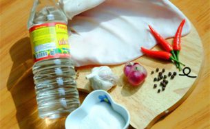 Tai lợn ngâm dấm chống ngán cho Tết