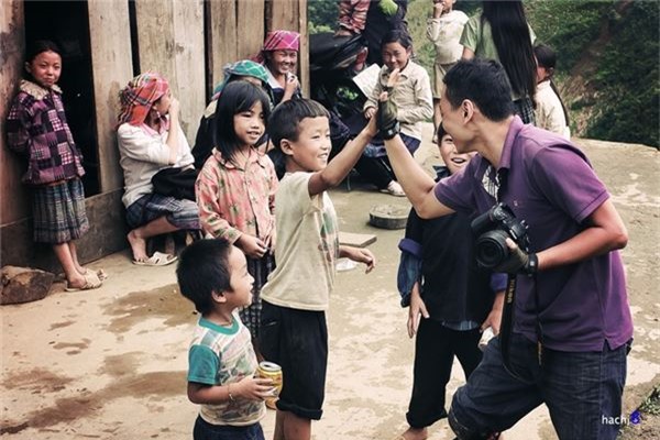 Mỗi chuyến đi vùng cao, để lại trong lòng du khách ấn tượng đáng nhớ là đôi mắt thơ ngây của những đứa trẻ nơi các bản làng nghèo khó.