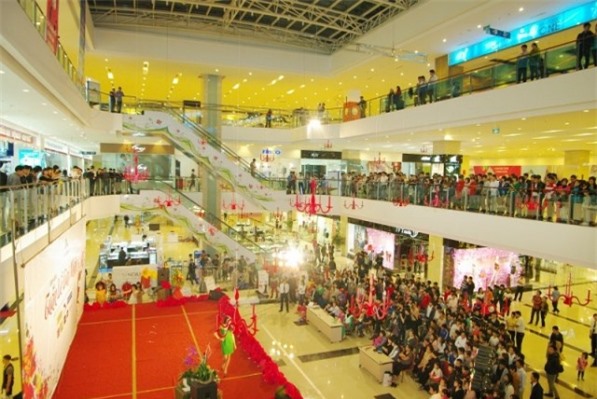 Mua sắm trong trung tâm thương mại Savico MegaMall Long Biên