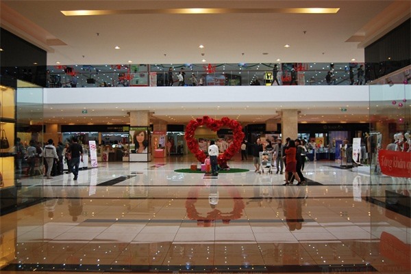 Mua sắm trong trung tâm thương mại Savico MegaMall Long Biên