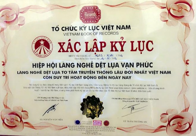 Lụa Vạn Phúc được tổ chức kỷ lục Việt Nam ghi nhận là làng dệt tơ tằm truyền thống lâu đời nhất hiện nay