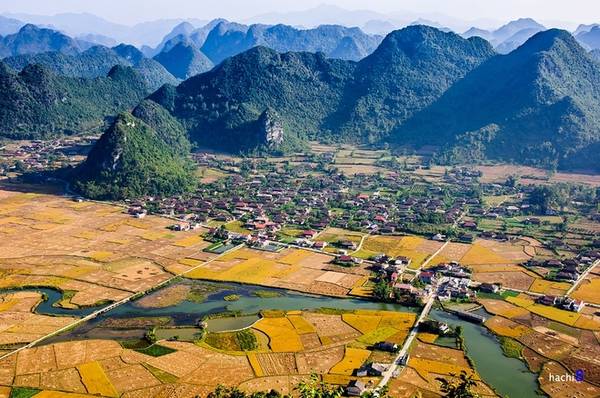 Làng Quỳnh Sơn nằm dưới thung lũng, tựa lưng vào núi cùng những nếp nhà sàn với các nét văn hóa đặc sắc của đồng bào dân tộc Tày.