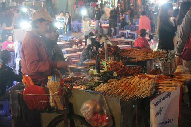 Đến Đà Lạt, nên dạo chợ đêm thưởng thức các món ăn vặt. Ảnh: Phước Bình.