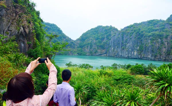 Du khách thích thú khi được chiêm ngưỡng toàn cảnh Mắt Rồng. Ảnh: baoquangninh