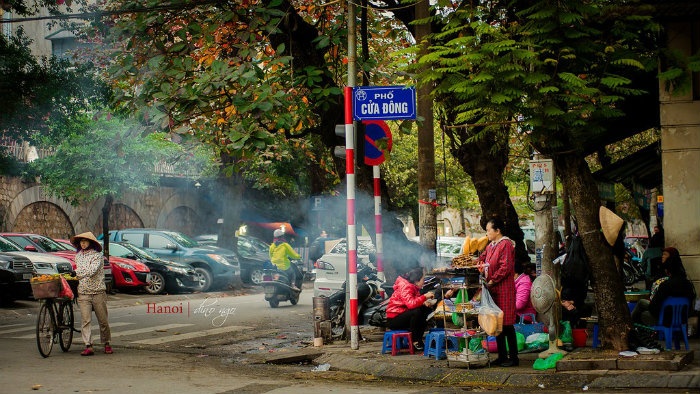 Hà Nội - Mùi khói nướng giữa đông lạnh làm người qua không khỏi xốn xang