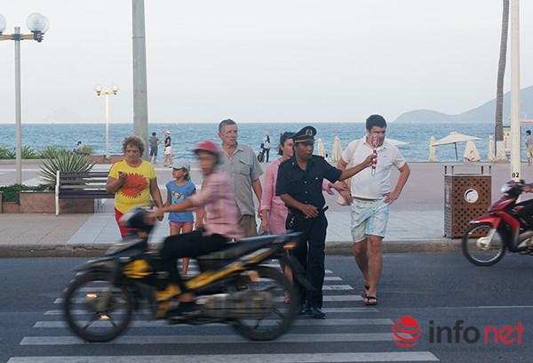 Hàng ngày, tại các điểm đông khách du lịch luôn có lực lượng xung kích túc trực để đưa du khách sang đường.