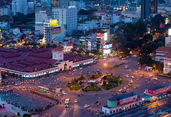 Ngắm Bến Thành lên đèn, kết thúc chuyên du ngoạn bằng xe buýt - Ảnh: Lu Quyen