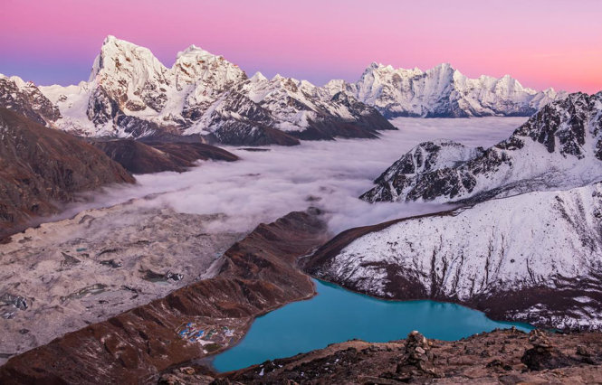 Hồ Gokyo có nước màu xanh ngọc lam đẹp tuyệt vời, và là khu vực thích hợp cho du khách yêu thích những chuyến đi phượt ngắm cảnh. Đây cũng là hệ thống hồ nước nằm ở vị trí cao nhất thế giới.