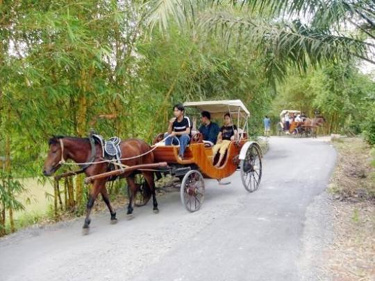 Vườn Xoài – Đồng Nai: Mang đến cảm giác dễ chịu của không khí trong lành cùng những mảng xanh, gợi nhớ vùng làng quê truyền thống. Ở đây cũng được đầu tư nhiều công trình vui chơi thú vị.