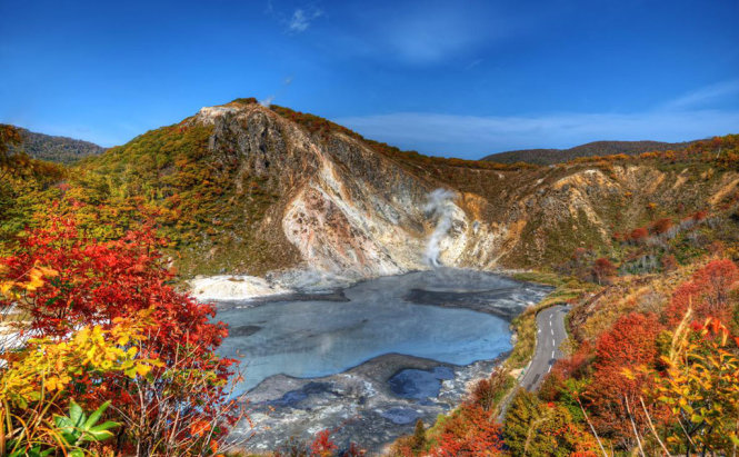 Thung lũng Jigoku nằm trên đảo Hokkaido và là một phần thuộc Công viên quốc gia Shikotsu-Toya gần thành phố Noboribetsu. Khu vực này nổi tiếng với các suối nước nóng chữa bệnh. 