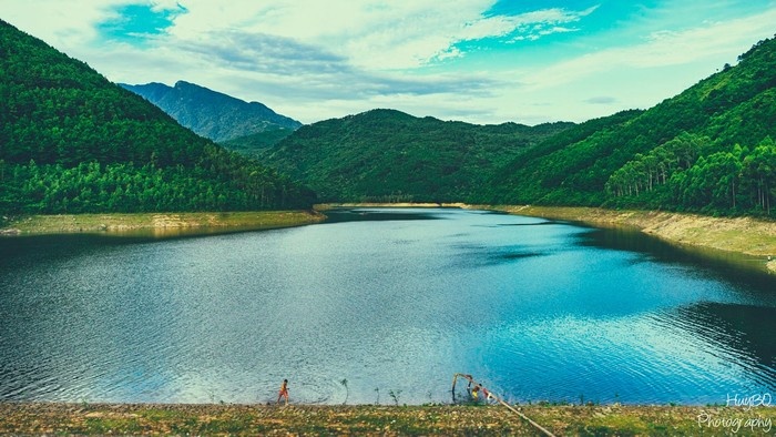 Hồ Xạ Hương xanh ngắt trong veo ngày tháng 3