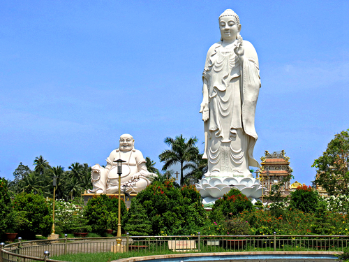 Chùa Vĩnh Tràng ngày nay là sự kết hợp kiến trúc Angkor và Âu