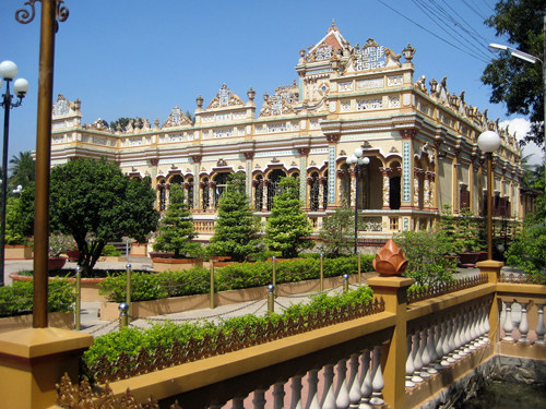 Chùa Vĩnh Tràng ngày nay là sự kết hợp kiến trúc Angkor và Âu