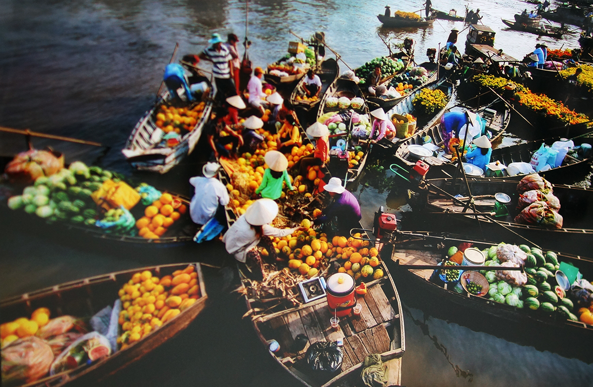 Tấp nập chợ nổi Cái Bè