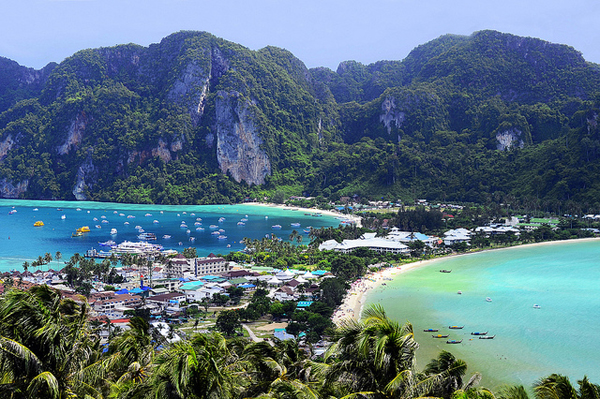 Đảo Koh Phi Phi vừa thơ mộng vừa sôi động.