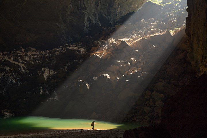 Bên trong hang Én