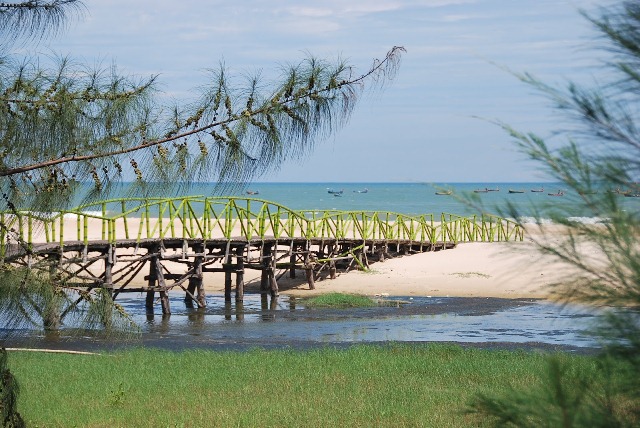 Hồ Cốc nằm ở xã Bưng Biền, huyện Xuyên Mộc, là một bãi biển hoang sơ, trong xanh và sạch đẹp. Ngoài tắm biển, các bạn có thể đi dạo quanh biển, chụp ảnh bên chiếc cầu gỗ và những tảng đá to, đá nhỏ…