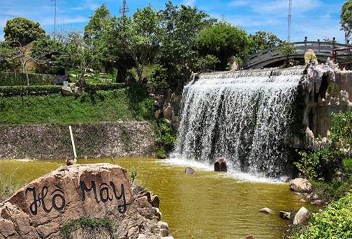  Hồ Mây là khu sinh thái lãng mạn nằm lưng chừng núi Tương Kỳ. Đến đây, bạn sẽ ngỡ ngàng trước cảnh đẹp như tiên cảnh chốn bồng lai với bên trên là mây trời, đồi núi, phía dưới là biển rộng mênh mông đầy thơ mộng.