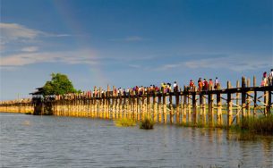 Hoàng hôn trên cây cầu gỗ dài nhất thế giới