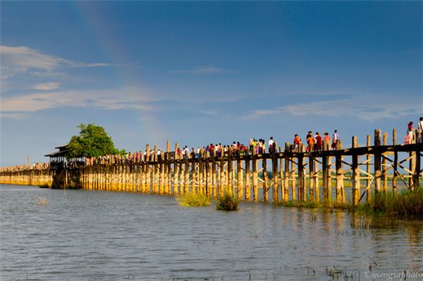 Cầu U Bein bắc qua sông Taungthaman ở Mandalay được coi là cây cầu bằng gỗ tếch dài và lâu đời nhất thế giới.