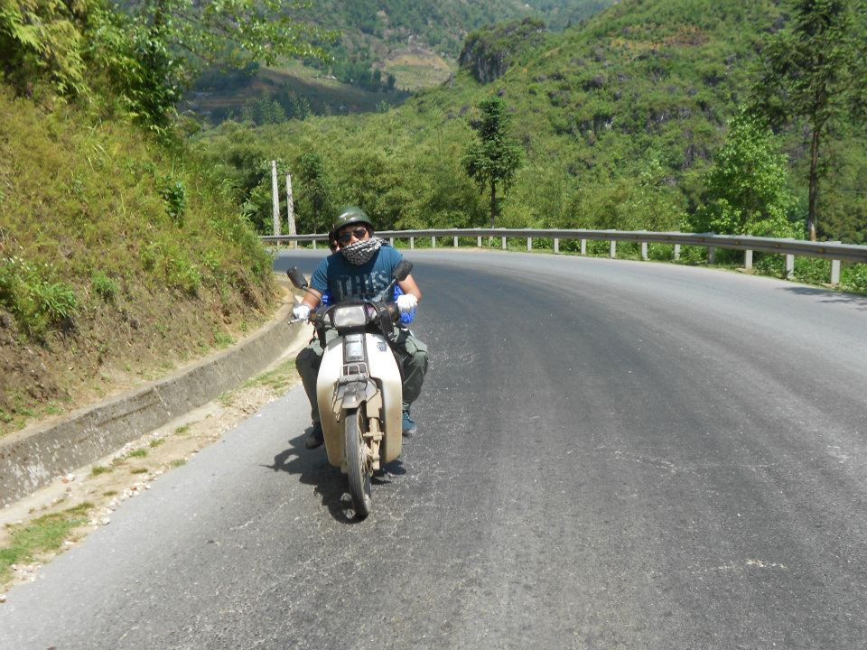 Khẩu trang, găng tay là đồ không thể thiếu khi đi phượt