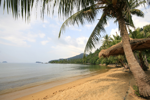 Koh Bulon Leh không phải là một hòn đảo nổi tiếng, nhưng có lẽ nhờ thế mà nó trở thành một “viên ngọc quý” bởi vẻ hoang sơ, tĩnh lặng và những túp lều tranh ven biển. Đảo khá nhỏ, bạn có thể đi bộ từ đầu này đến đầu kia của đảo trong 20 phút đồng hồ.