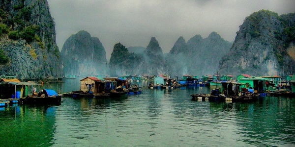 Làng chài Cửa Vạn