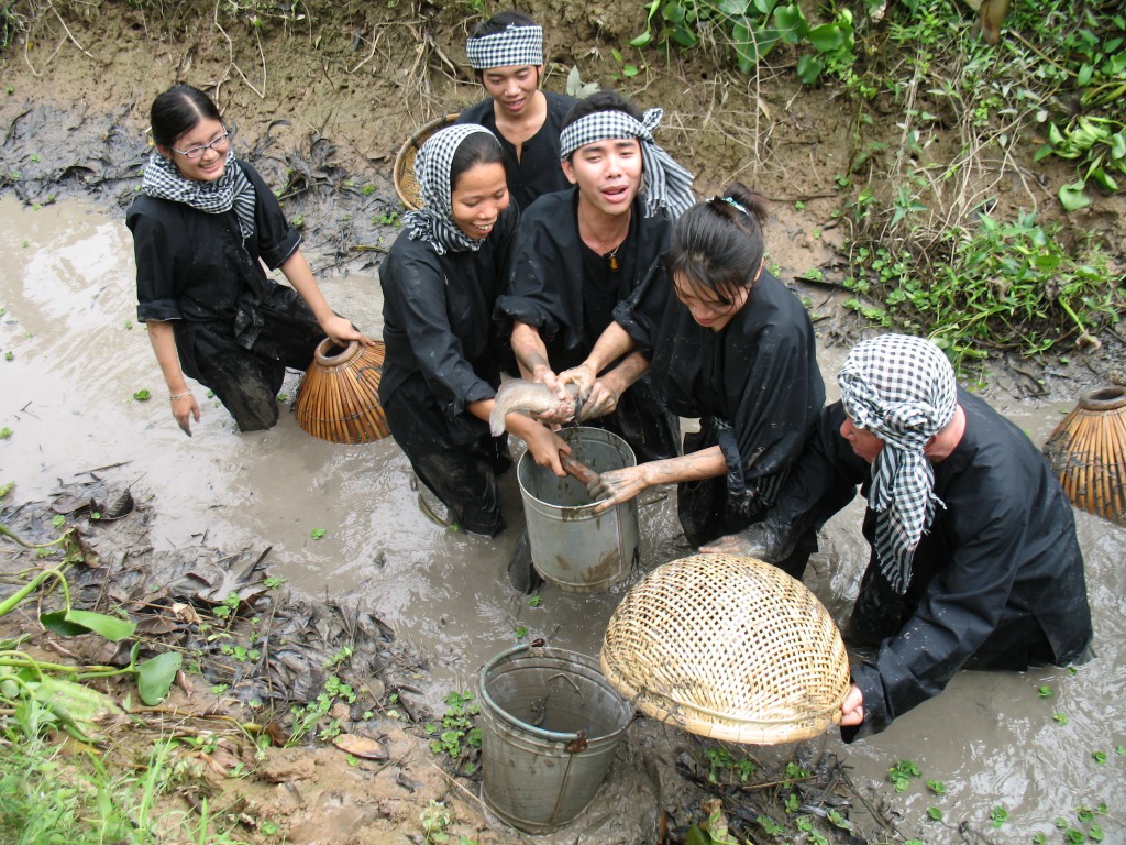 Du khách bắt cá ở cù lao Tân Qui