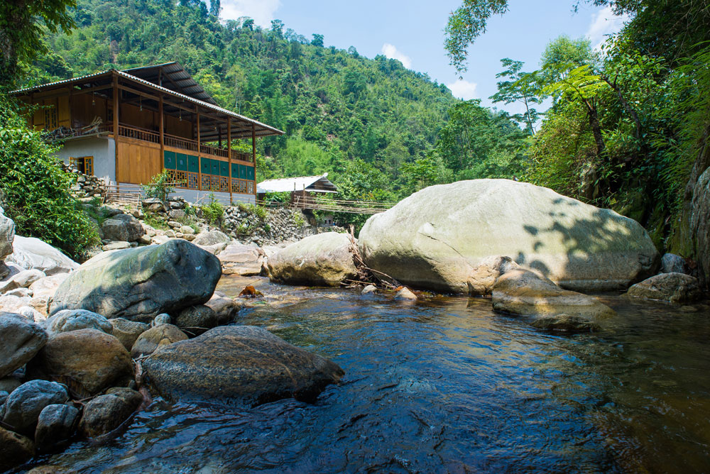 Điểm đặc biệt làm bạn thích mê Nam Cang Riverside Lodge là view nhìn ra bờ sông tuyệt đẹp. Ngoài ra, nghỉ ngơi tại đây, bạn cũng chỉ cần đi vài bước chân là đã tới bản, nơi bạn có thể tìm hiểu nhiều nét sinh hoạt thú vị của người dân bản địa.