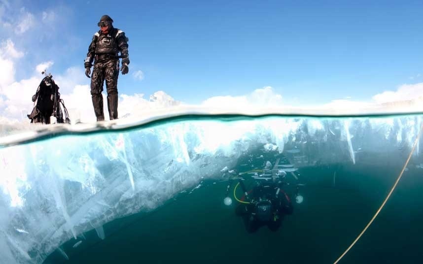 Trồng cây dưới nước, Siberia: Người dân nước này sẽ cắt băng trên mặt hồ Baikal tạo thành một cái hố và đem trồng cây trong đó. Tuy nhiên, việc này chỉ có những thợ lặn chuyên nghiệp mới được thực hiện. 